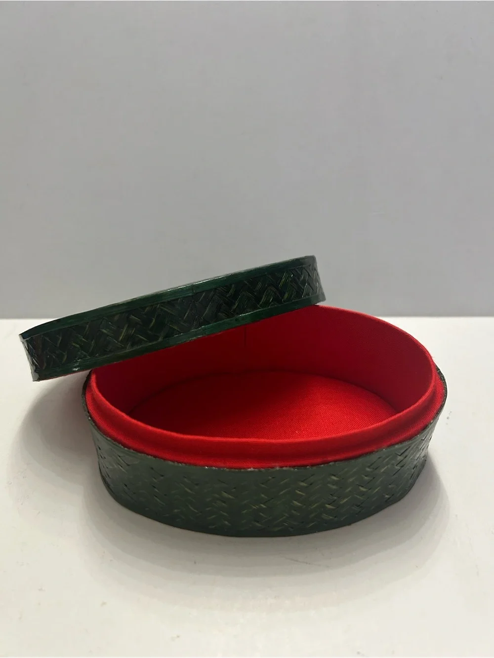 Vintage Green Oval Lacquered Woven Straw Trinket Box - Red Fabric Lined